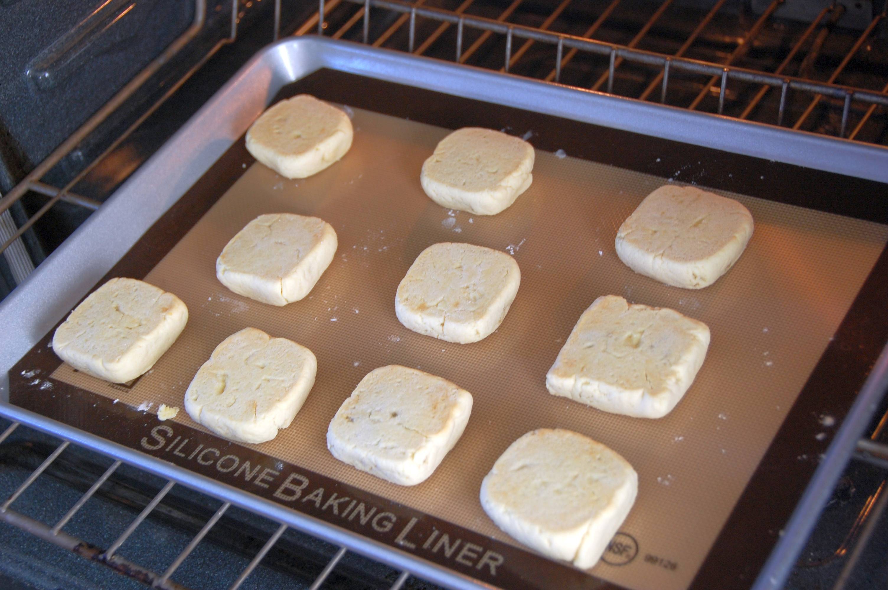 Cake Bakeware 101: How to Prepare a Cake Pan and More