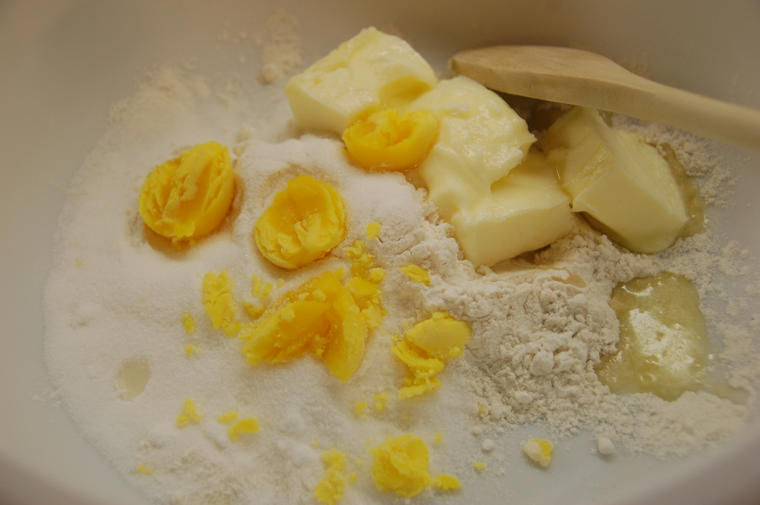 Желток сахар мука. Тесто для печенья сахар желток.