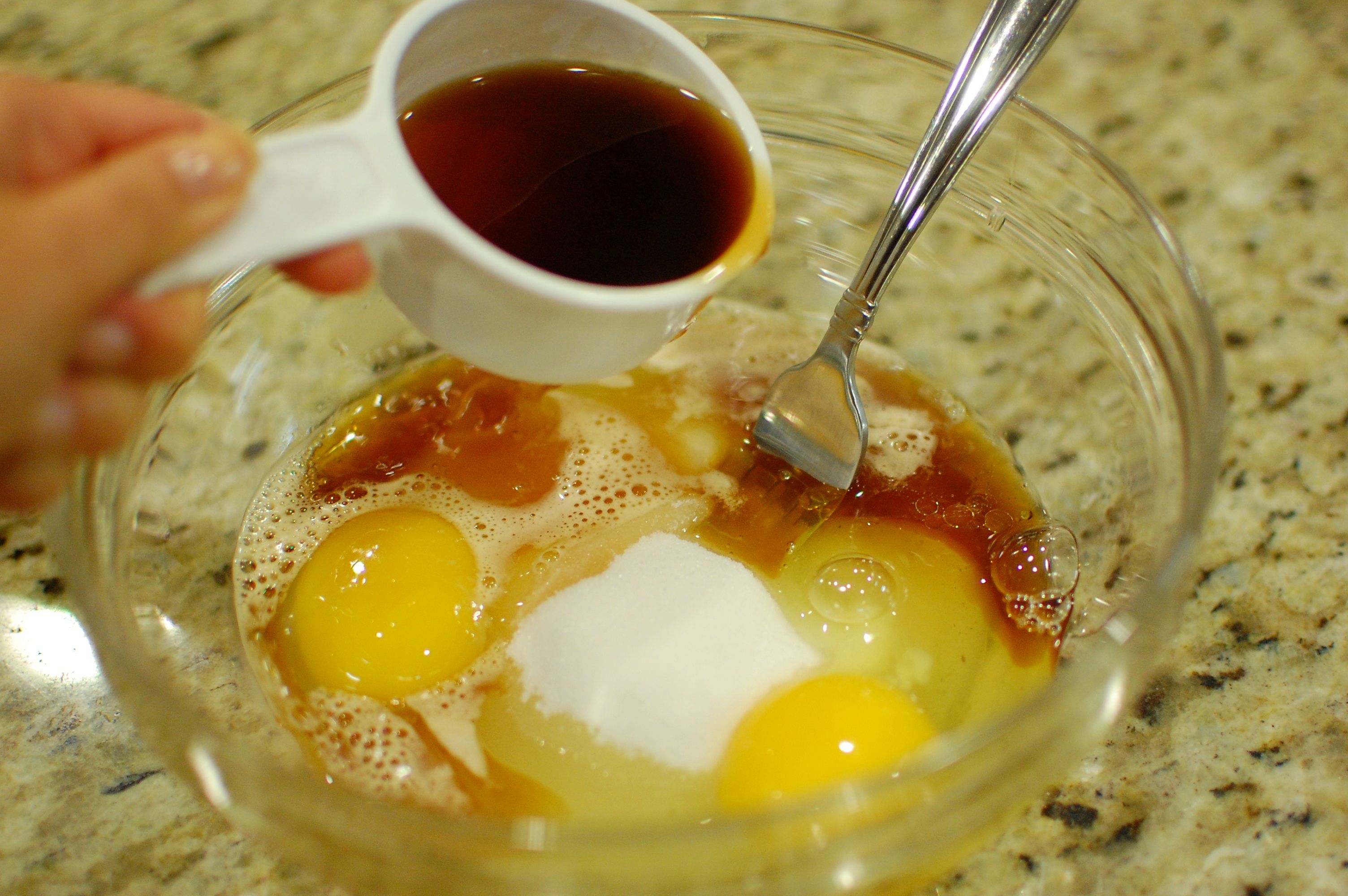 Сахарные яйца. Яйцо в сахарной воде. Mixing Eggs. Яйца сахар масло что приготовить