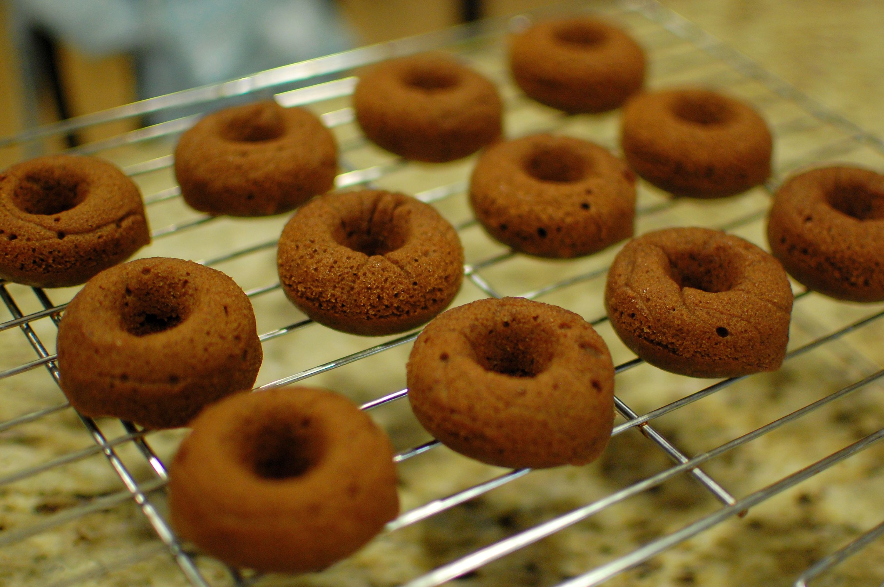 Рецепт простого теста для пончиков. Пончики в духовке. Мини пончики. Шоколадный пончик в духовке. Пончики на духобке.